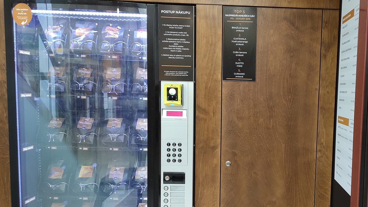 Automat na predaj balíčkov kávy